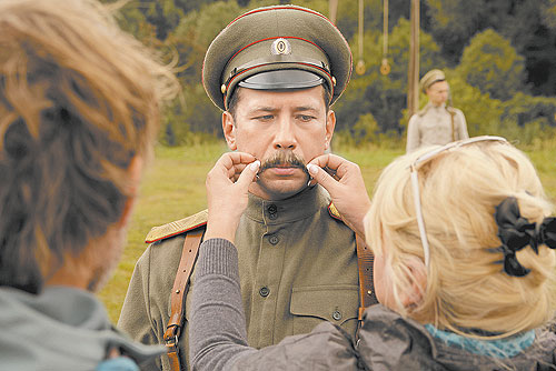 Наклеивание усов не самая любимая актером процедура... Но работа есть работа. На фото — Андрей Мерзликин