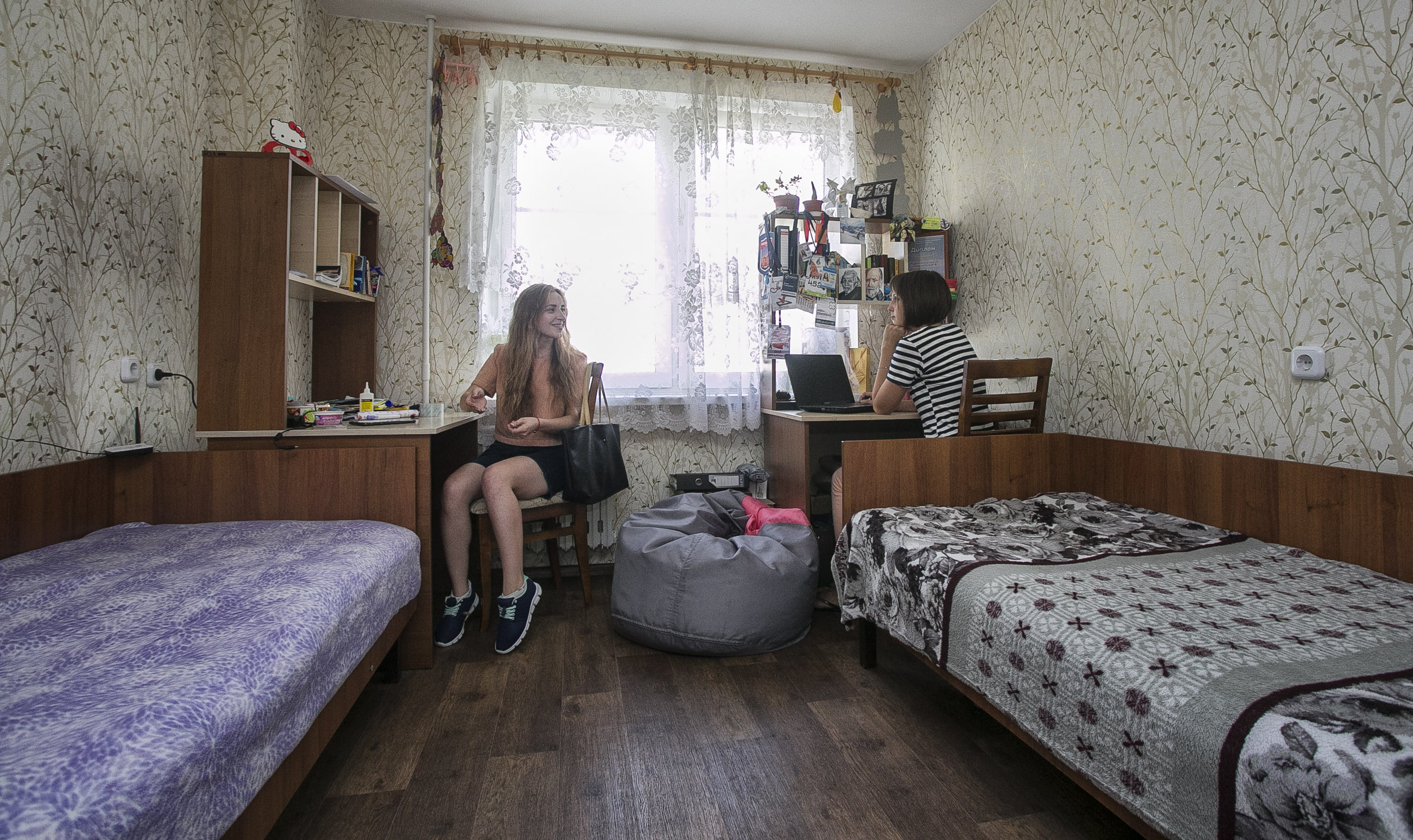 Сексуальная студентка показывает торчащие соски в комнате общежития
