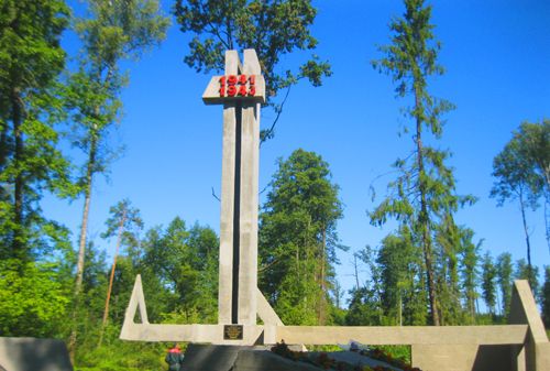 Партизанская криничка гомель. Партизанская Криничка мемориальный комплекс. Гомель мемориал партизанам. Партизанская Крыничка. Партизанская Крыничка скверик Гомель.